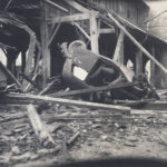 Automobile militaire retournée par le bombardement du 15 juin 1940. Son chauffeur est mort sur le coup